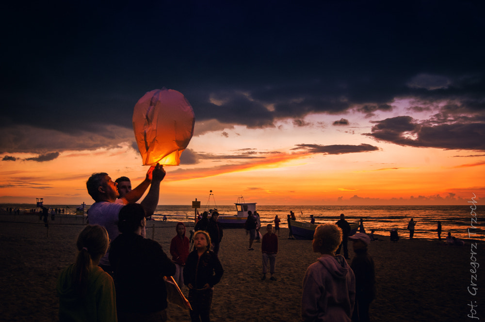 500px provided description: 1/15 sec on hands [#Baltic Chines Lampions ,#Stegna Poland Sea Beach]